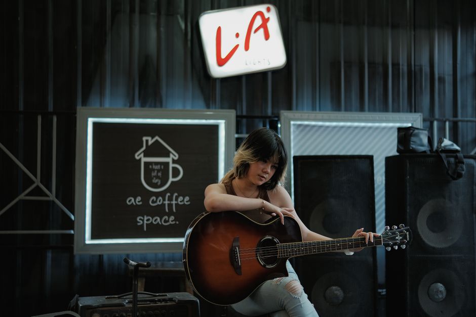 Udio vs Suno AI : quel outil IA choisir pour créer votre musique d'entreprise sans musicien ?